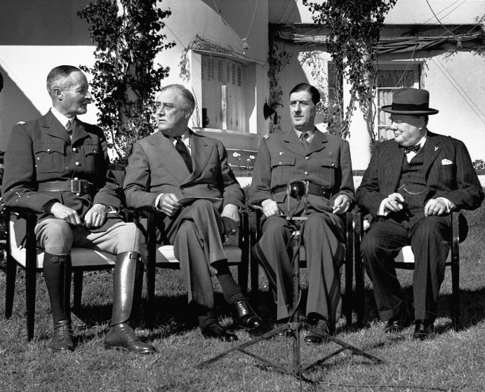 Генерал Анри Жиро, Франклин Делано Рузвельт, Шарль де Голль и Уинстон Черчилль на конференции в Касабланке. 