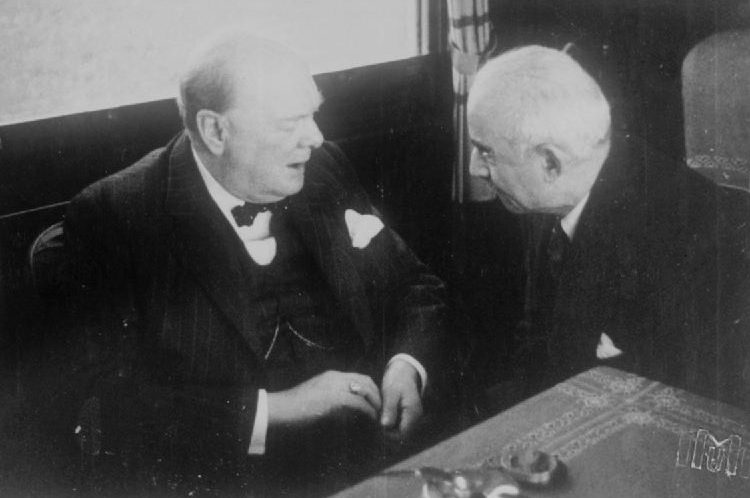 Черчилль и Исмет Инёню беседуют в поезде. 