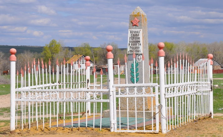 х. Большенабатовский Калачевского р-на. Братская могила советских воинов, погибших в годы войны. 