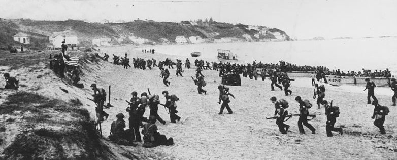 Американские войска высаживаются на алжирском пляже во время операции «Факел». 8 ноября 1942 г. 