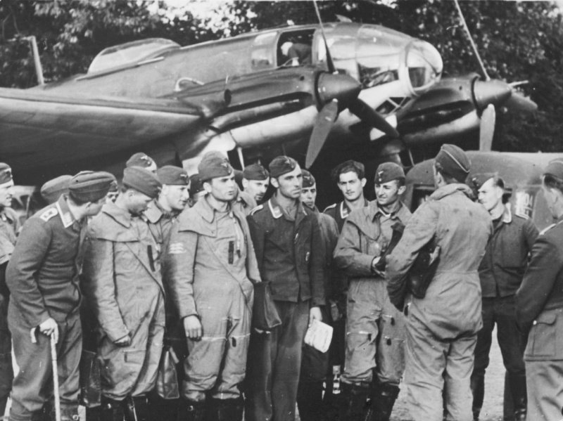 Экипажи бомбардировочной эскадры Люфтваффе получают предполетный инструктаж у бомбардировщика Хейнкель He-111.