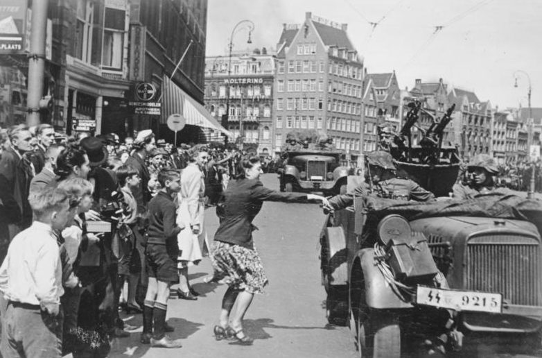 Жители Амстердама встречают немцев.