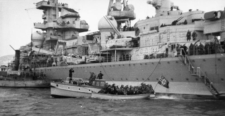 Погрузка десанта с крейсера «Адмирал Хиппер».