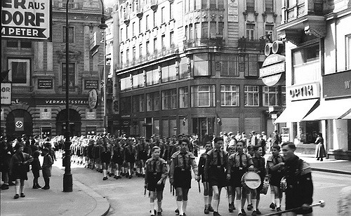Гитлерюгенд на улицах Вены. 1941 г.