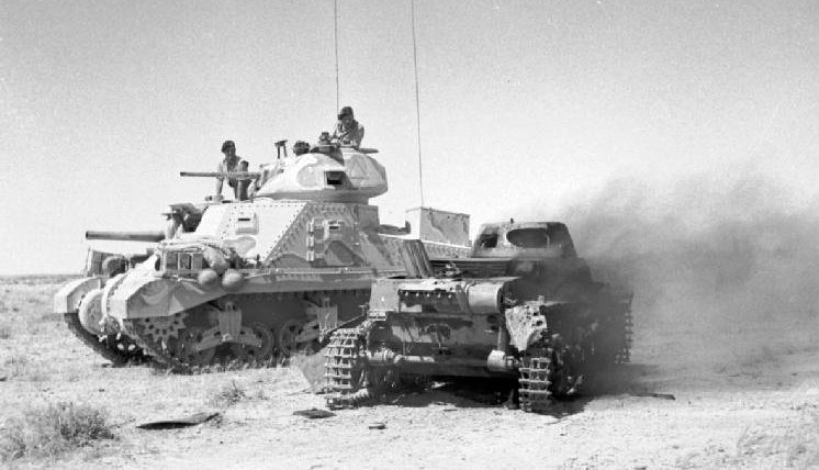 Британский танк у подбитого немецкого.