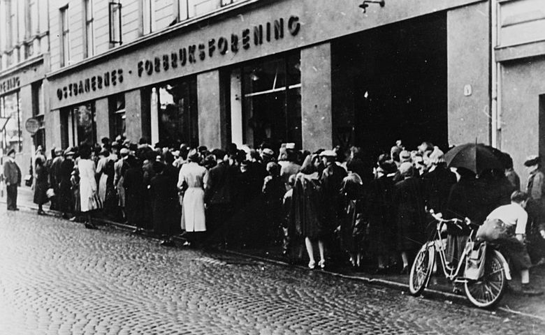 Очередь за продуктами в Осло. 1942 г. 