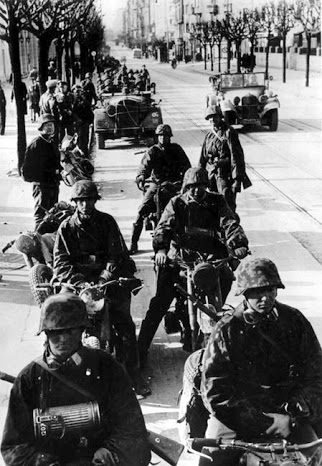 Немецкие войска входят в Белград. 