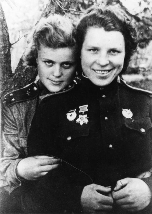 Женя Руднева и Дина Никулина. 1943 г.