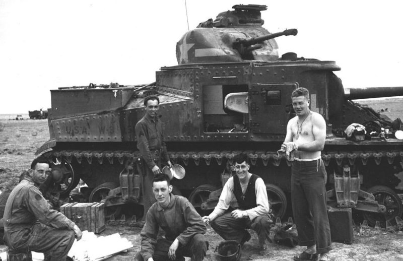 Американский экипаж танка M3 Lee в Сук-эль-Арба. 23 ноября 1942 г.