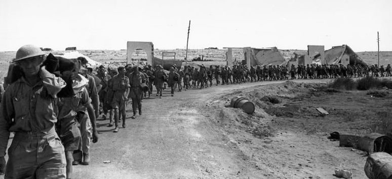 Британские пленные покидают Тобрук.