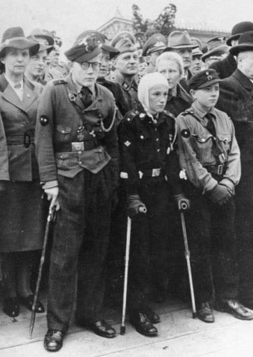 Члены Гитлерюгенд, пострадавшие на постах ПВО. Сентябрь 1943 г.
