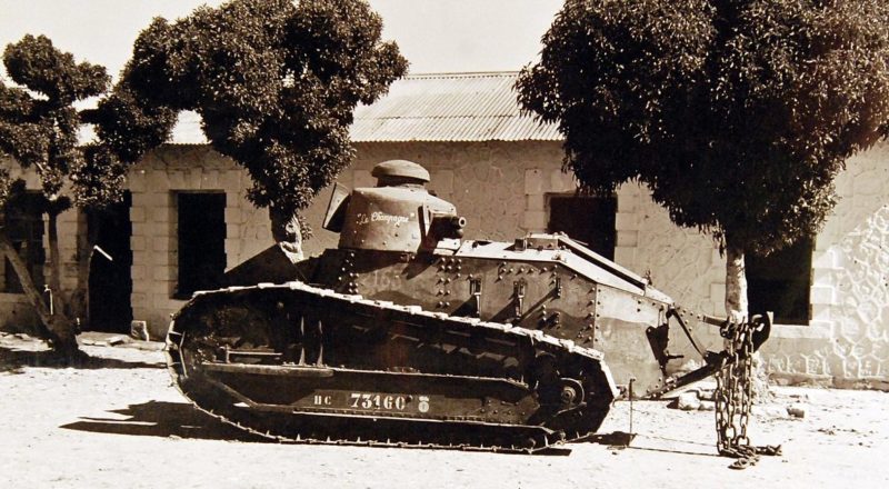 Французский танк, захваченный в Алжире.