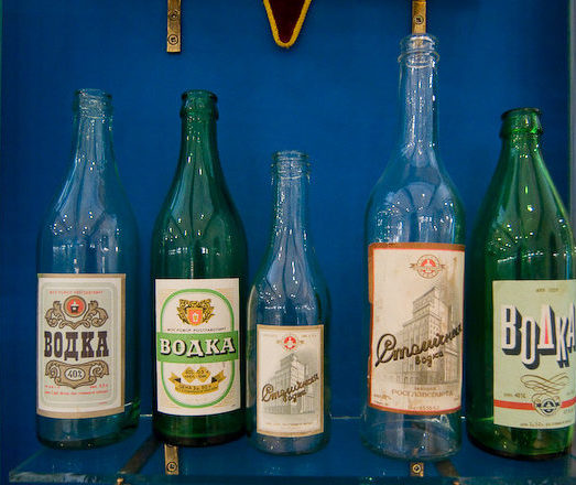В таких бутылках выпускалась водка во время войны. Фото из московского музея водки. 