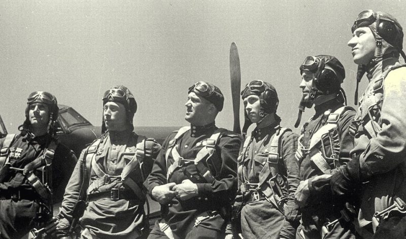 Генерал-майор Савицкий среди летчиков. 1943 г.