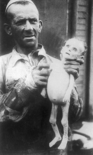 Труп ребенка, погибшего от голода. Варшавское гетто. 1942 г. 