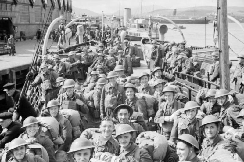 Британские солдаты эвакуируются из Нарвика.