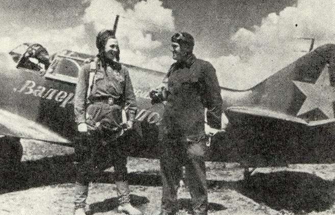 Савицкий со своим ведомым Меркуловым после вылета. 1943 г. 
