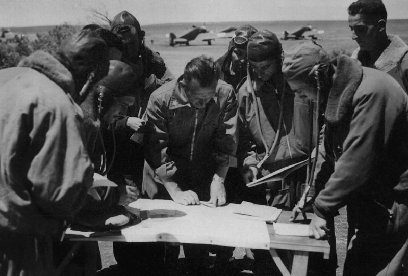 Итальянские летчики изучают карту Египта. 1940 г.