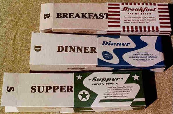 Упаковки К-рациона, различимые по цвету и рисунку: завтрак, обед и ужин.