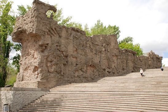 Общий вид стен-руин с барельефами, высотой от 5 до 15 метров. 