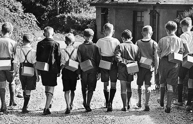 Группа мальчиков, эвакуированных из Лондона с противогазами. Сентябрь 1939 г.