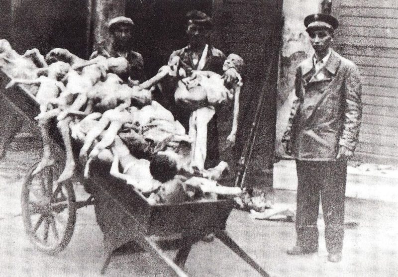 Трупы умерших детей. Варшавское гетто. 1942 г.