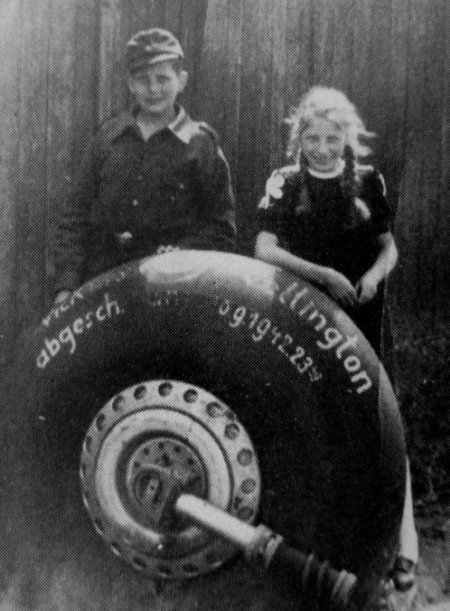 Помощник ПВО Люфтваффе Рудольф Гербранд и его сестра Марта у колеса сбитого британского бомбардировщика. 1944 г. 