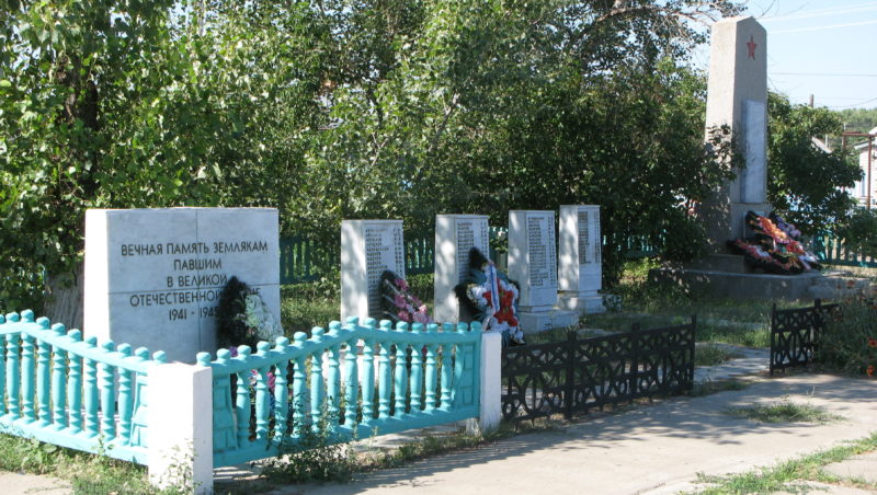 с. Маляевка Ленинского р-на. Братская могила советских воинов по улице Кузнечной.