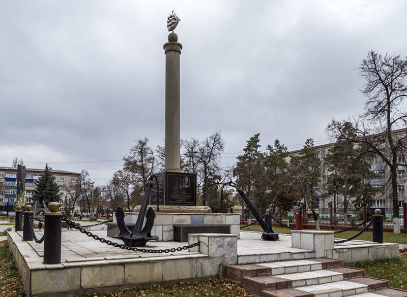 г. Урюпинск. Памятник морякам в городском парке.