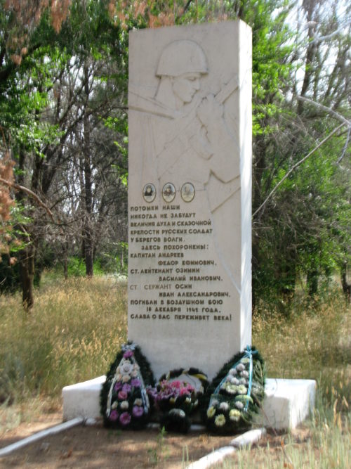 п. Зеленый Быковского р-на. Братская могила советских летчиков, погибших во время Сталинградской битвы.