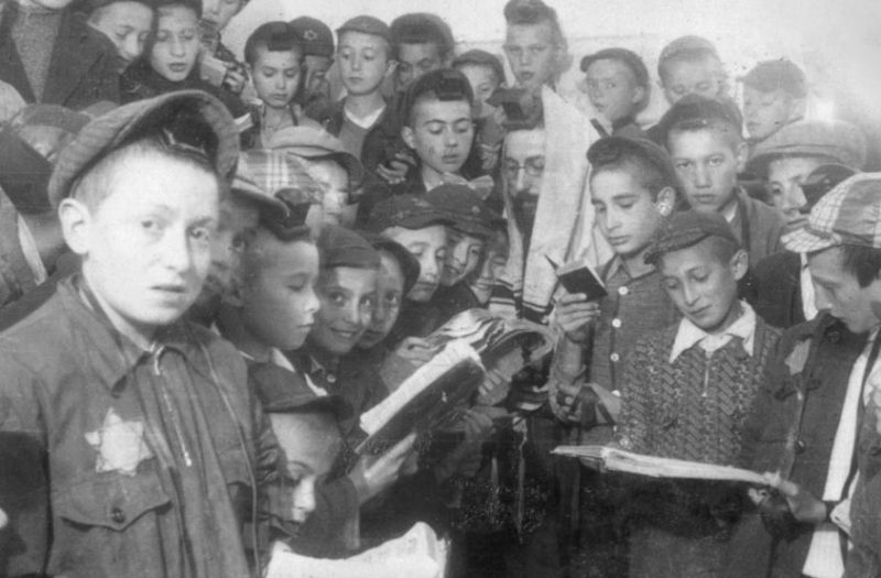 Gyerekek a lodzi gettóban.  1942 g.