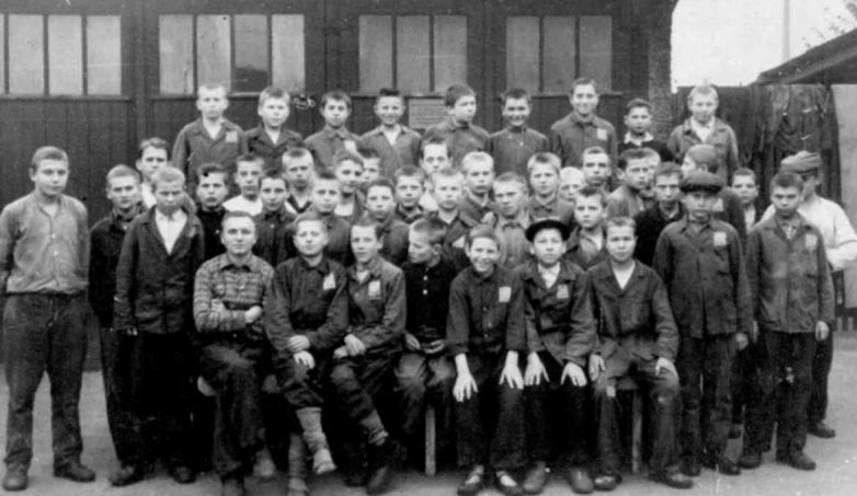 Советские подростки в лагере для подневольных рабочих при фабрике «Зигель». 1942 г.