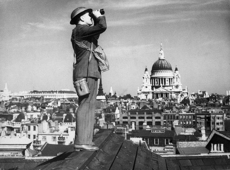 Наблюдатель на крыше. Лондон. 1940 г.