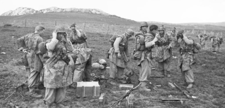 Немецкие десантники в Тунисе, недалеко от алжирской границы. 1943 г.