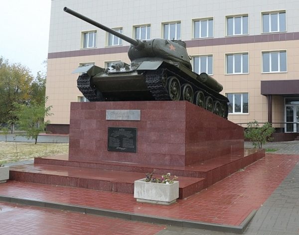 г. Калач-на-Дону. Памятник-танк Т-34, установленный в честь советских танкистов, освободивших город.