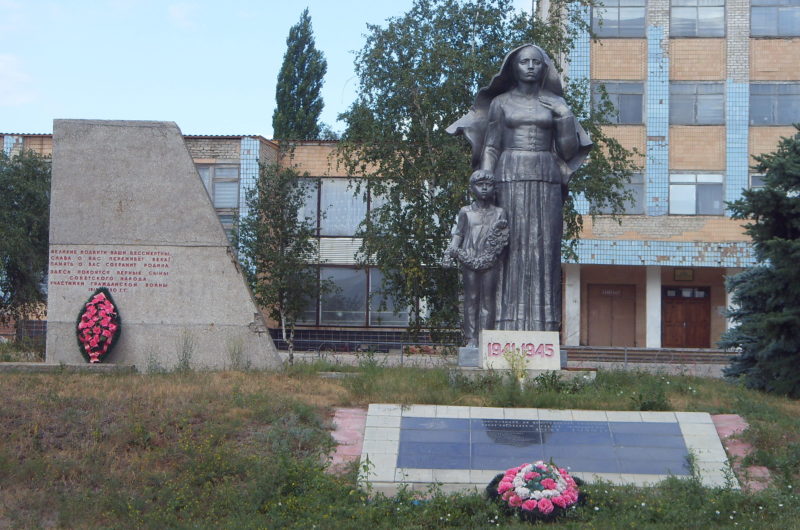 ст-ца. Арчединская Михайловского р-на. Памятник на братской могиле воинов.