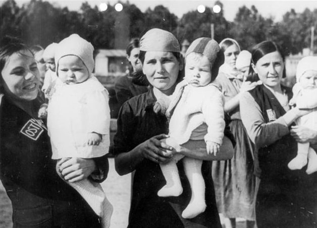 Остарбайтеры с детьми, родившимися в неволе. 1944 г. 
