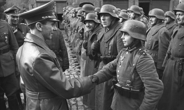 Геббельс награждает члена Гитлерюгенд. 1945 г.