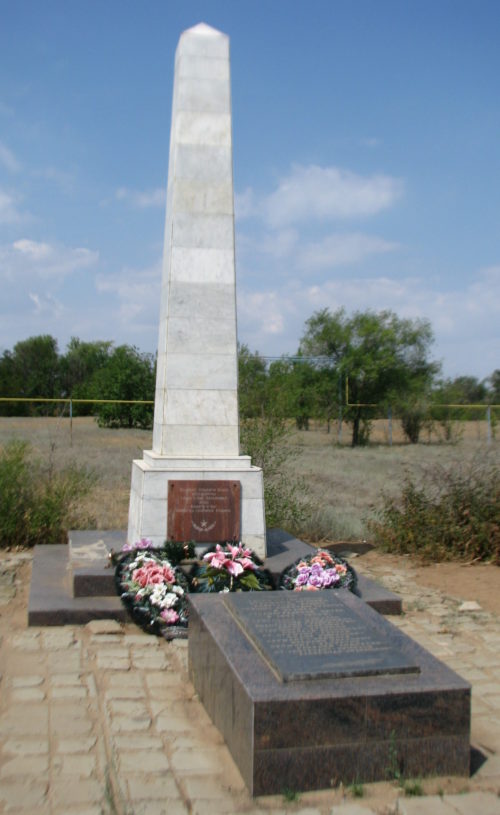 п. Приморск Быковского р-на. Братская могила советских летчиков, погибших во время Сталинградской битвы.