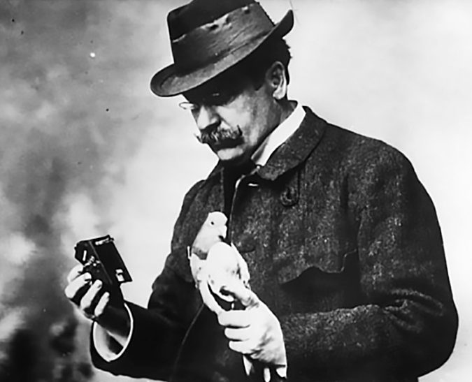 Юлиус Нойброннер со своим изобретением. 1914 г.