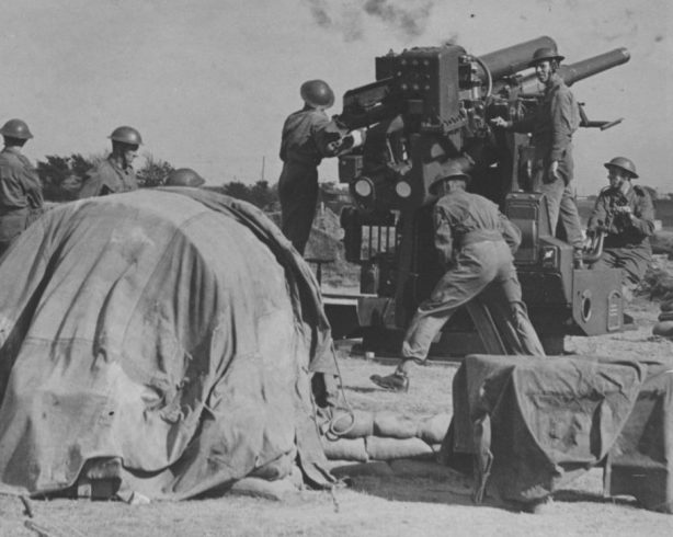 Британские зенитчики ведут огонь из 94-мм пушки. 1940 г.