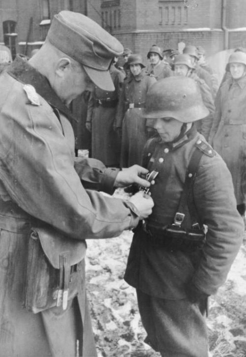 16-летний Вилли Хюбнер награждается Железным крестом II. Март 1945 г.