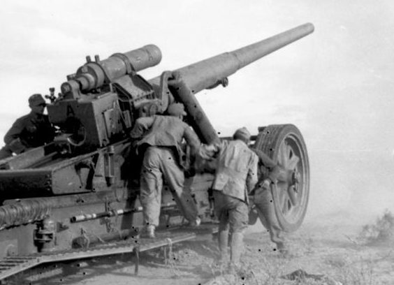 Расчет немецкого зенитного орудия. 1943 г.