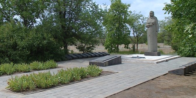 п. Приморск Быковского р-на. Памятник, установленный на братской могиле советских воинов, погибших во время Сталинградской битвы.