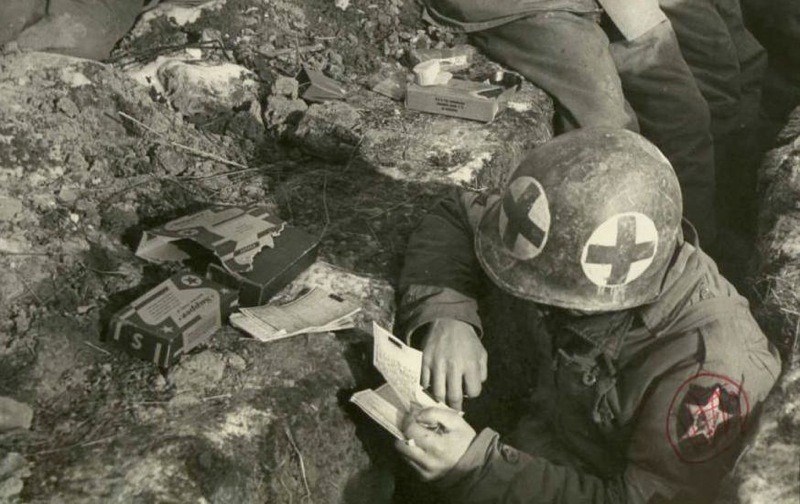 Медик из 2-й пехотной дивизии за ужином из К-рациона читает письмо из дома. 