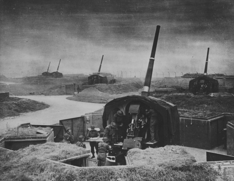 Британские 114-мм зенитные пушки на позиции в окрестностях Лондона. 1940 г.
