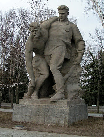 Памятник «Поддерживая раненого товарища».
