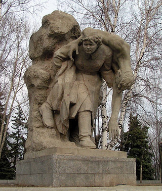 Памятник «Девушка-санитарка».