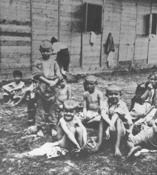Дети в концентрационном лагере Сисак. Хорватия, 1942 г.