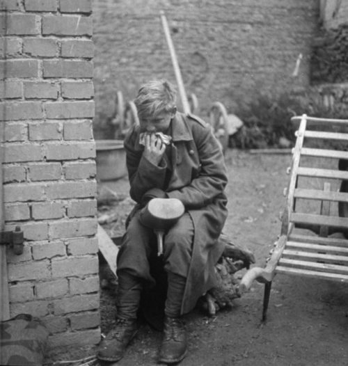 Пленный «флакхельфер» Ганс-Георг Хенке в городе Рехтенбах. Март 1945 г.